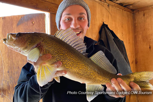 image links to lake of the woods walleye fishing report
