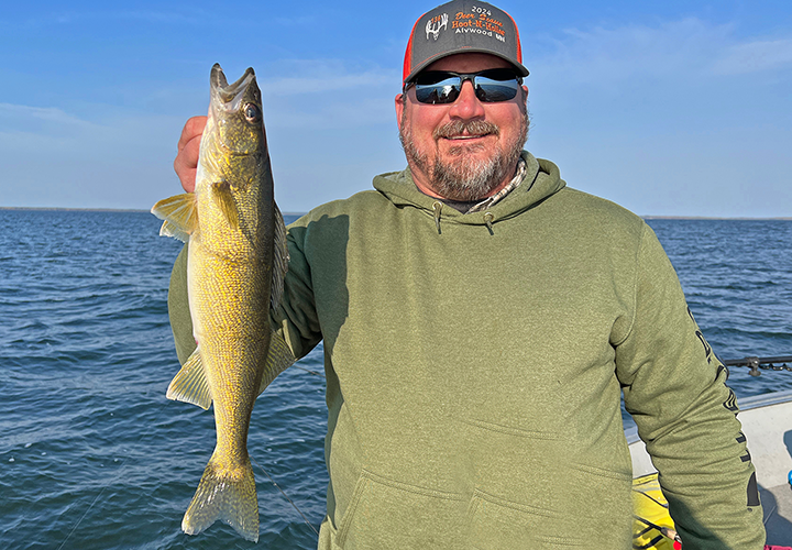 image of Ryan Eberhardt with nice walleye caught on Lake Winnie 